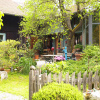 hoflind-garten-vor-gebaeude